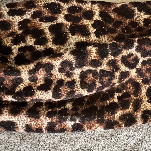 Women’s Sweater • Size Small - Picture 3 of 4